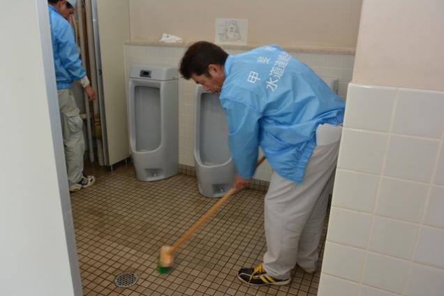 甲斐市水道連絡会の方が市内の公園のトイレ清掃をしている写真